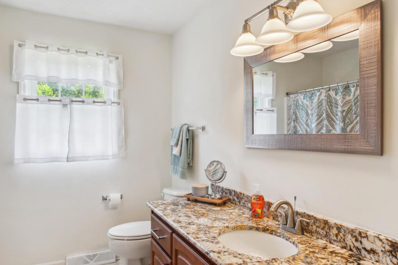 Chatham Getaway With Fireplace, Deck And Gas Grill! Bagian luar foto