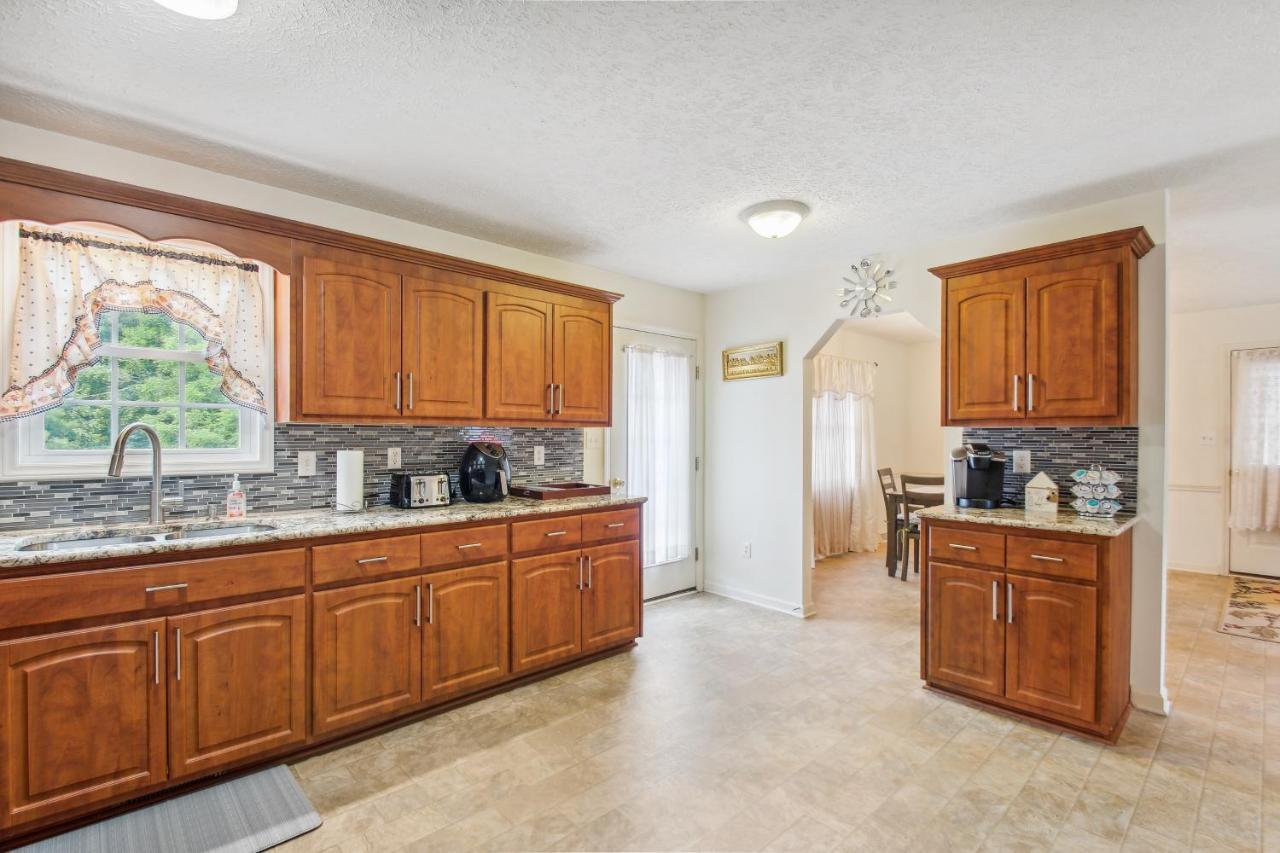 Chatham Getaway With Fireplace, Deck And Gas Grill! Bagian luar foto