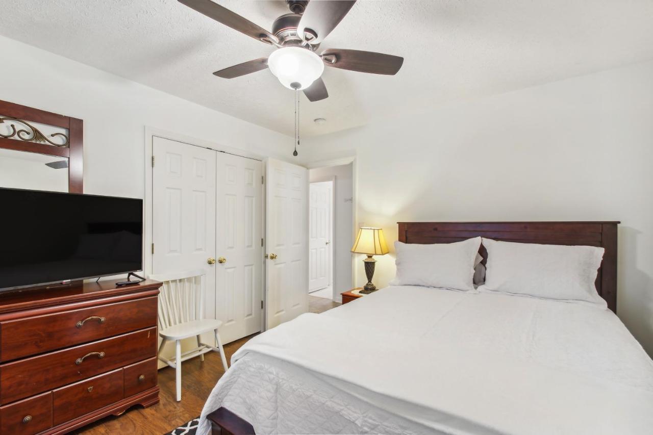 Chatham Getaway With Fireplace, Deck And Gas Grill! Bagian luar foto