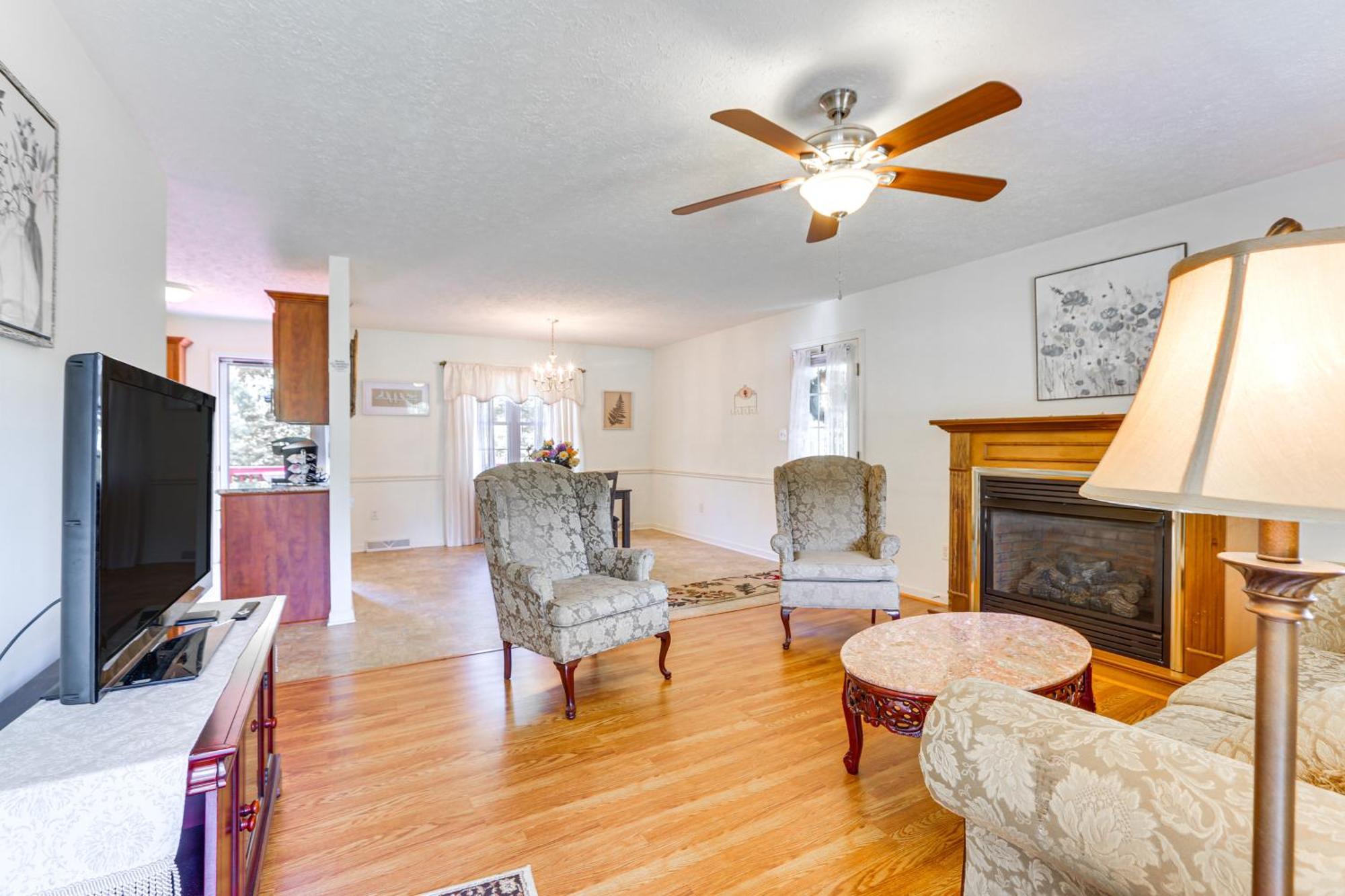 Chatham Getaway With Fireplace, Deck And Gas Grill! Bagian luar foto