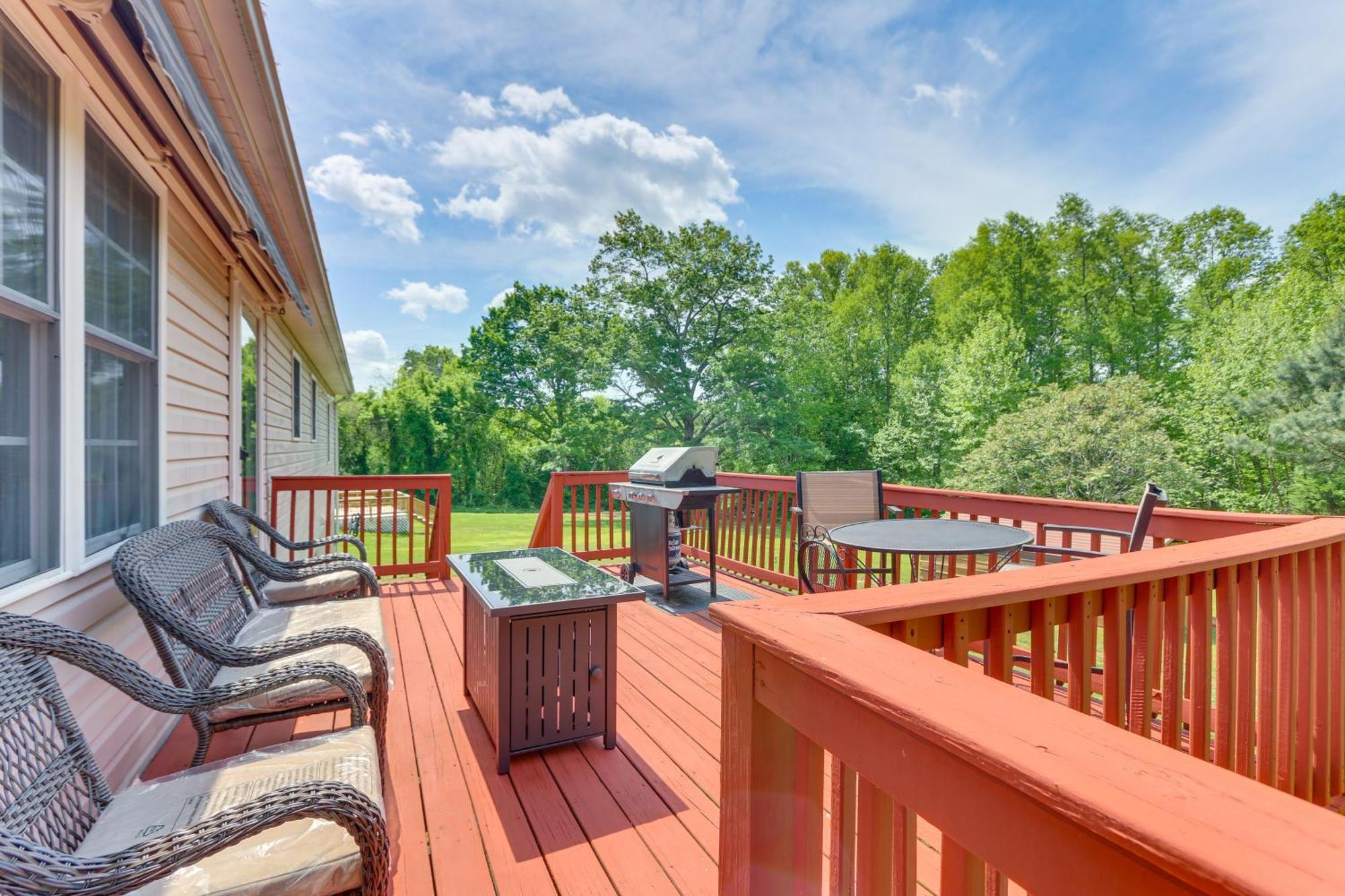 Chatham Getaway With Fireplace, Deck And Gas Grill! Bagian luar foto